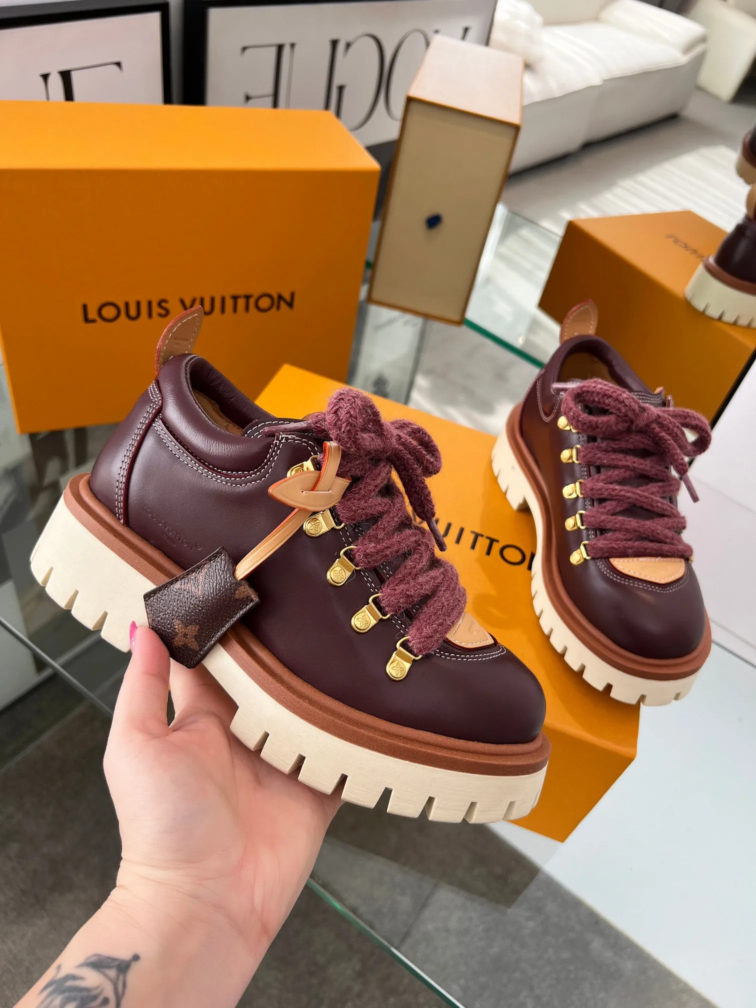 👟👟Ex-factory price 640👟👟 LV's new couple's thick-soled hiking shoes, your original custom-made large-soled shoe brand, giving the foot flexibility and freedom, a good pair of shoes to wear all summer. Fabric: First-layer imported calfskin, cowhide lining Size: 35-46 Welcome to send pictures to place orders